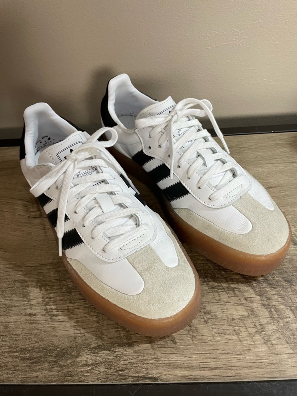 Men's ADIDAS White & Black SAMBA Leather ATHLETIC Shoes SNEAKERS